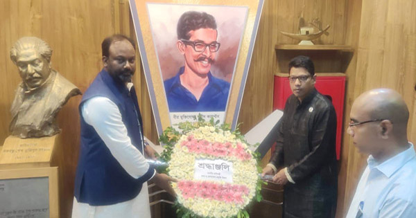 তথ্য ও যোগাযোগ প্রযুক্তি প্রতিমন্ত্রী ও বাংলাদেশ ক্যারাম ফেডারেশনের সভাপতি জুনাইদ আহমেদ পলক আইসিটি বিভাগ চত্বরে স্থাপিত শহীদ শেখ কামালের প্রতিকৃতিতে পুষ্পস্তবক অর্পণ করছেন